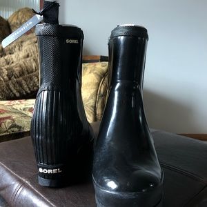 Joan Rain Wedge Chelsea Gloss Boots